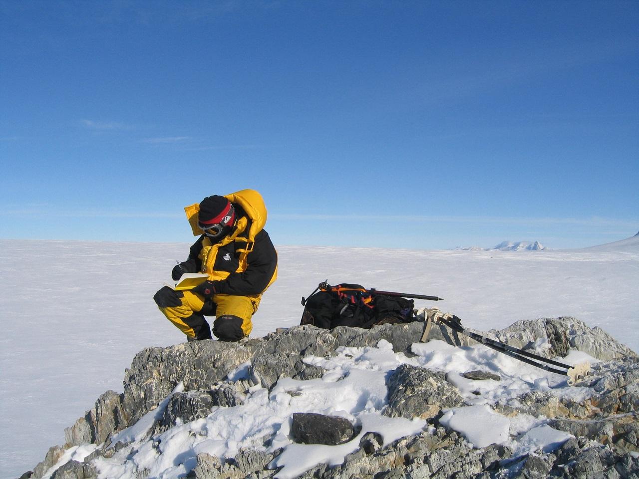 Rodrigo Fernández en Antártica 2004 (Foto: Mauricio Durán) 