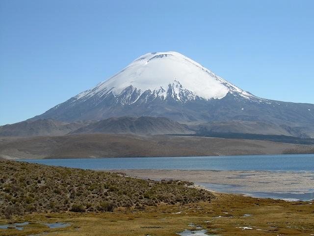 El Volcán Parinacota, ubicado en la Región de Arica y Parinacota, tuvo su última actividad eruptiva hace más de 200 años