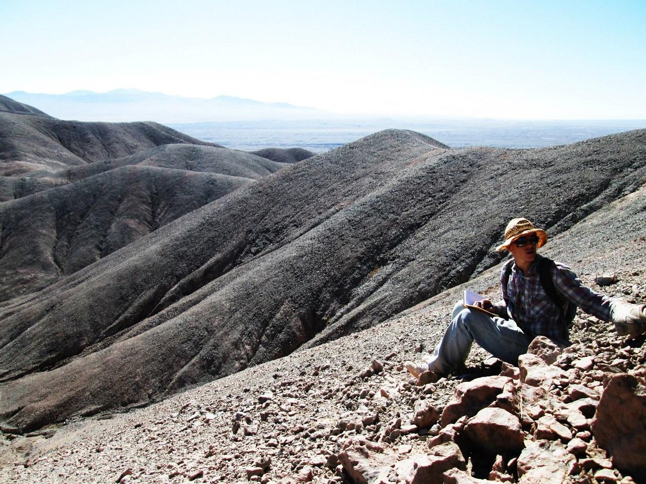 La investigación de Belén Muñoz Volcanismo máfico en los Andes Centrales como modelo análogo a una región en Marte" será supervisada por la profesora Patricia Larrea.