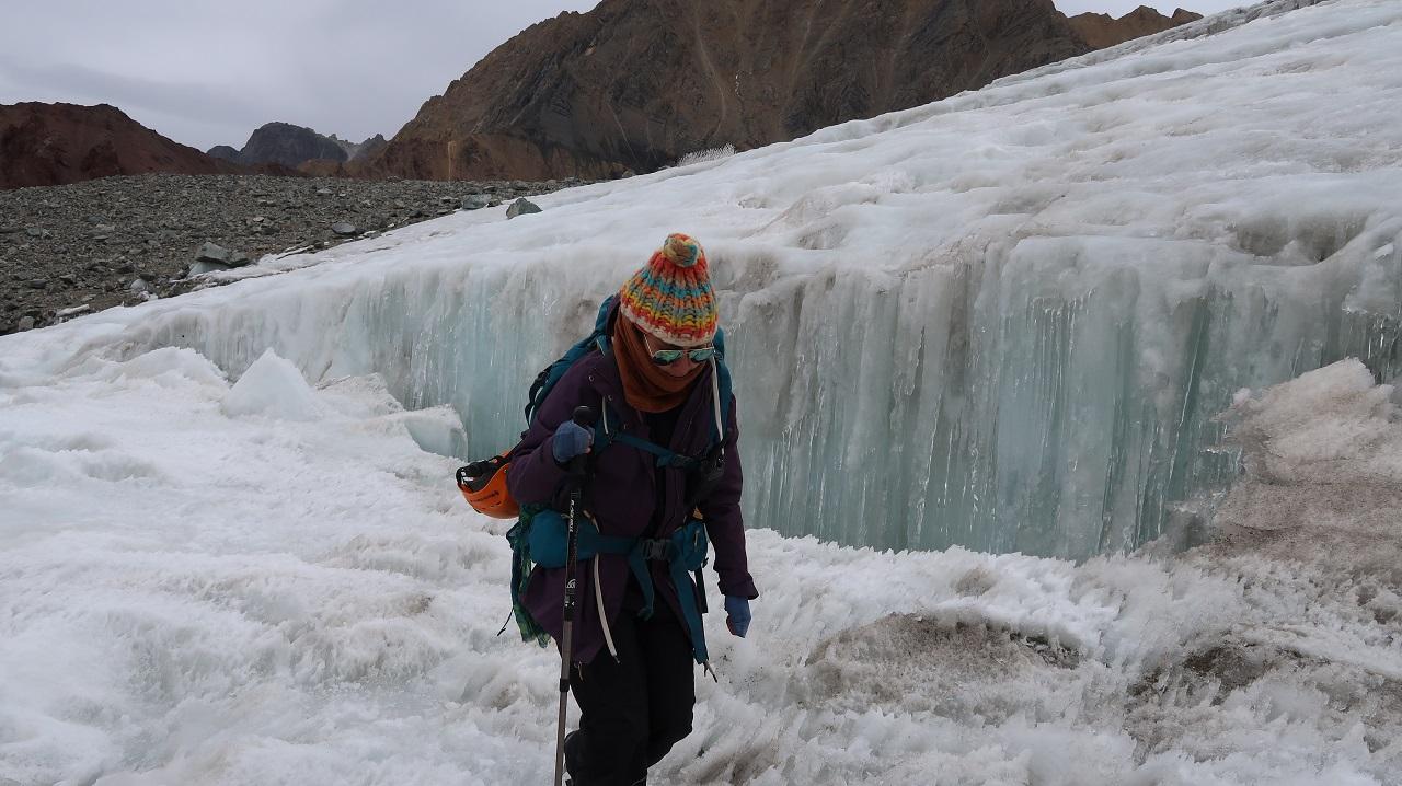 La geóloga Génesis Ulloa visitó en terreno los glaciares considerados para el estudio.